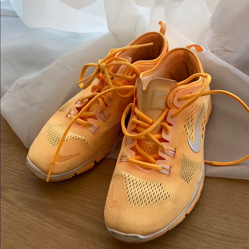 Orange melon nike free sneakers - Picture 3 of 11